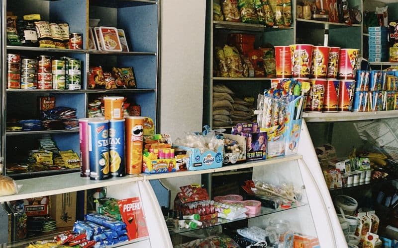 Estantes de una bodega con productos