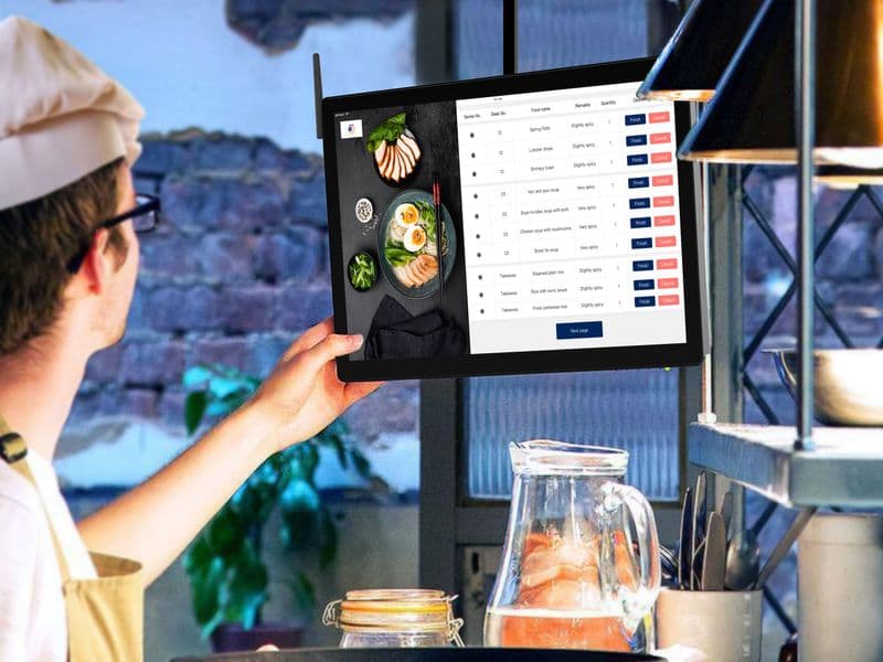 Cocinero revisando las comandas en una pantalla