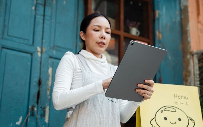 Emprendedora revisando información en una tablet